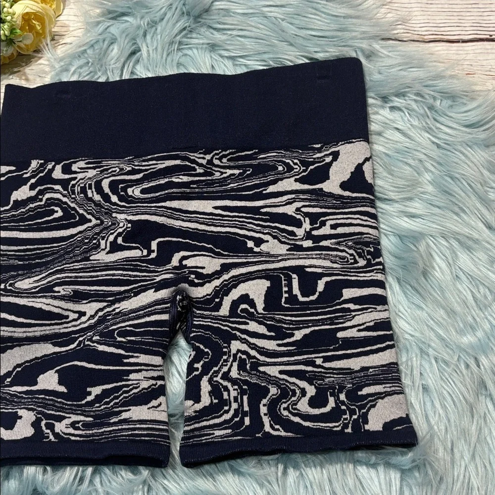 NWT Sweaty Betty Seamless Jacquard Marble Navy Blue Yoga Mid Rise Shorts